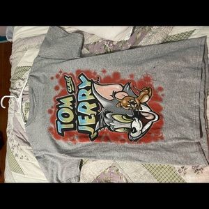 I’m selling a Tom & jerry shirt only worn once